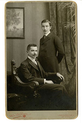 Stefan Zweig (in piedi) e suo fratello Alfred 
(Vienna, 1900)