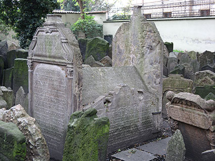 La tomba di Mordechai Maisel nel vecchio cimitero ebraico di Praga